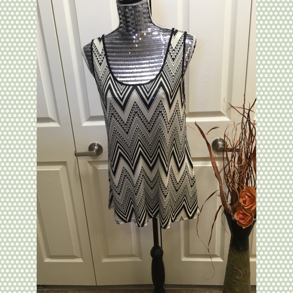 💠MATERNITY Black, white & Pink Geometric tank top